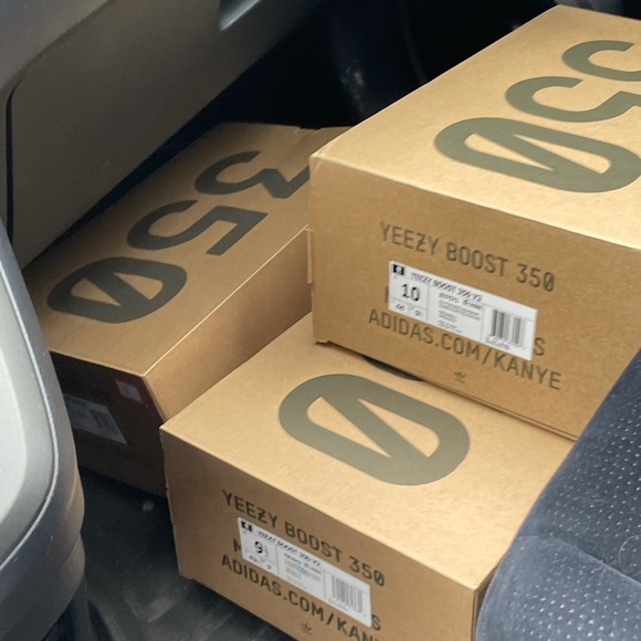 Mens 9.5 cream white yeezys - Picture 2 of 3